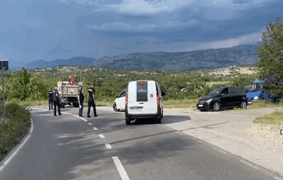 CRNOGORSKA POLICIJA BLOKIRALA KUČE: Do sutra ujutru NIKO NE SME DA PROĐE KOLIMA ZBOG AUTO LITIJA?!